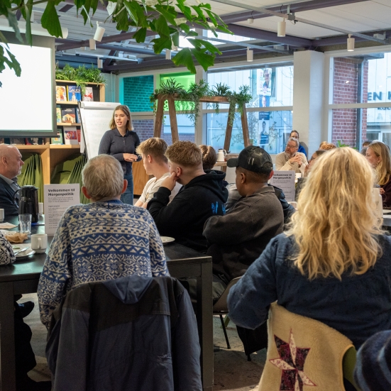 Hverdagspolitik, folk sidder og taler