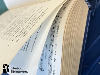 Billede af en opslået højskolesangbog