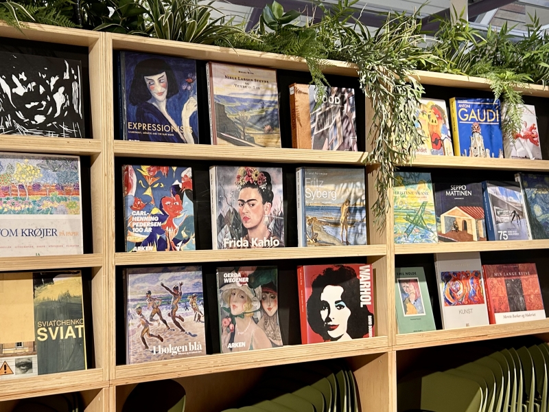 Kunstbøger på bogreol