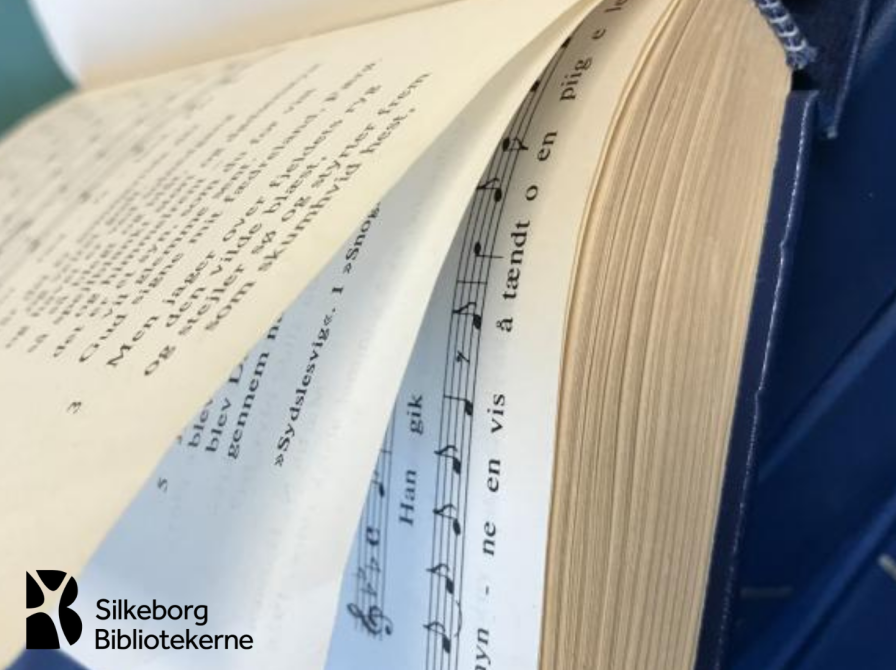 Billede af en opslået højskolesangbog
